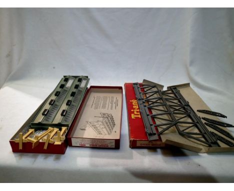 OO scale Hornby Dublo 5006 engine shed extension kit and Triang R78 girder bridge, both complete, excellent condition, wear t