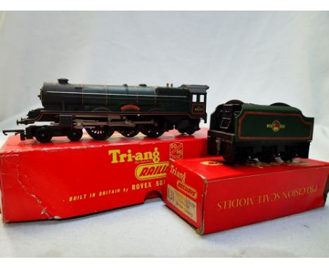 OO scale Triang locomotive R53 Princess Elizabeth in green and R31 green tender, both in excellent to near mint condition, bo