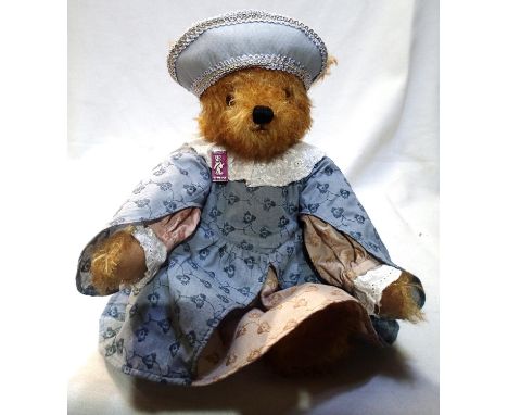 Past Times Bear, Elizabeth, 2004, limited edition 173/300, in excellent condition, H: 35 cm. P&amp;P Group 1 (£14+VAT for the