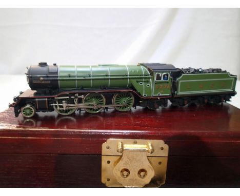 Bachmann Green Arrow LNER Green L/D1832/1000 with certificate, nameplates, presentation box and shipping carton. Tender coupl