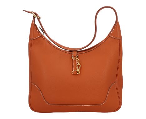 HERMÈS VINTAGE Hobo Bag "TRIM", Koll.: 1998. Genarbtes Leder in Burnt Orange mit vergoldeter Hardware, längenverstellbarem Sc