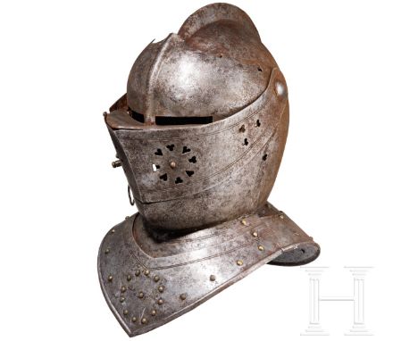 Geschlossener Kürassierhelm im flämischen im Stil um 1600, deutsch, um 1900  Zweiteilig gearbeitete Kalotte mit kräftigem Kam