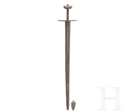 Ritterliches Schwert mit Klingeninschrift, deutsch, um 1250  Kräftige, zweischneidige Klinge mit angesetzten Schneiden. In de