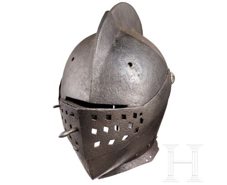 Turnierhelm, deutsch, um 1580  Einteilig geschlagene Glocke mit hohem Kamm, zweiteiliges, aufschlächtiges Visier, Stirnschulp
