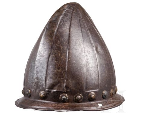 Schwarz-weiße Schützenhaube mit graviertem Wappen, flämisch, um 1600  Einteilig geschlagene, kräftig gegratete Kalotte. Im Na