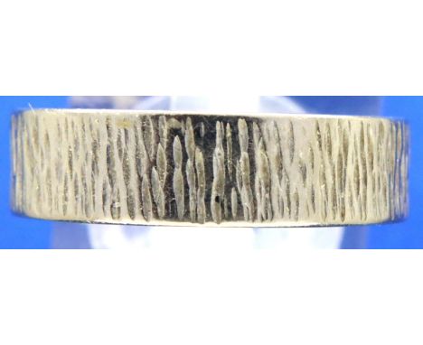 18ct white gold bark finish wedding band, size R/S, 5.4g. P&amp;P Group 1 (£14+VAT for the first lot and £1+VAT for subsequen
