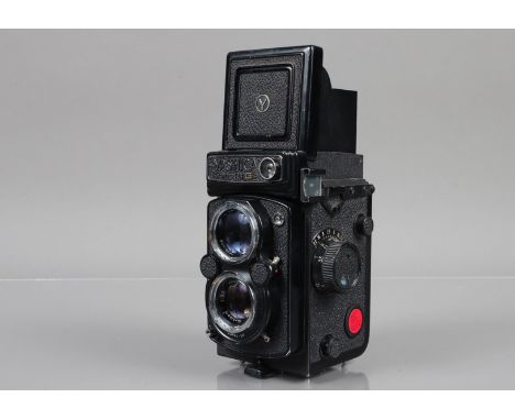 A Yashica Mat-124 G TLR Camera, serial no 2090381, shutter working, meter responsive, body G, some paint wear/brassing to edg