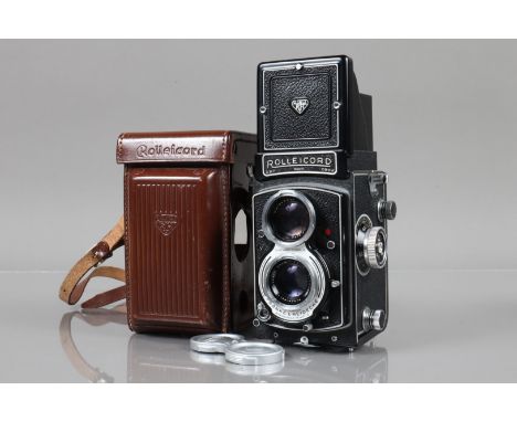 A Rolleicord V TLR Camera, serial no 1584041, shutter working, body G-VG, light paint wear to bottom film door corners, with 