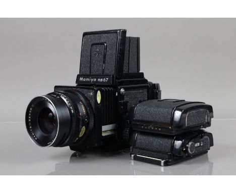 A Mamiya RB67 Pro S Camera, serial no C508971, body G, some paint, wear, scratches to edges, ding to viewfinder slot, bellows