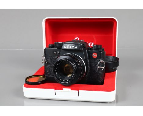 A Leica R7 SLR Camera, black, made in Germany, serial no 2181535, 1995, shutter working, meter working, body G, some paint we