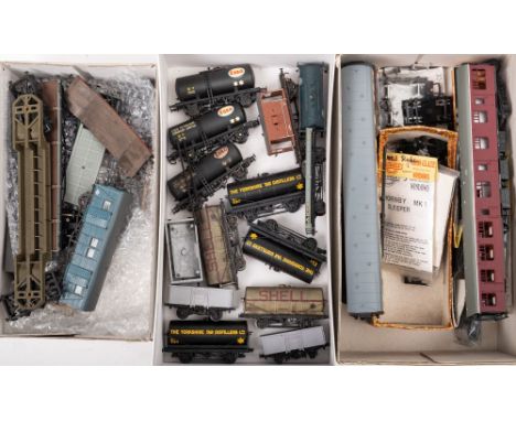 Bachmann, Finecast and others. A collection of loose OO/HO gauge passenger coaches, rolling stock and accessories,: including