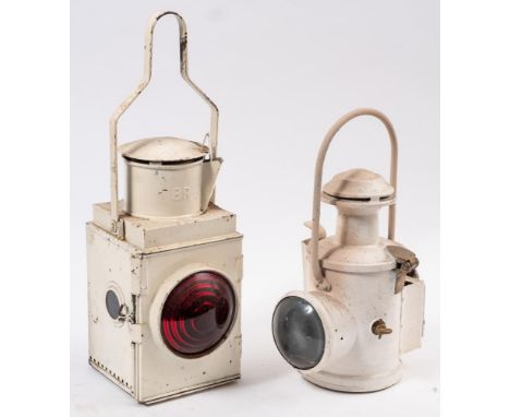 A BR signal lamp with red lens and one other lamp: (2)