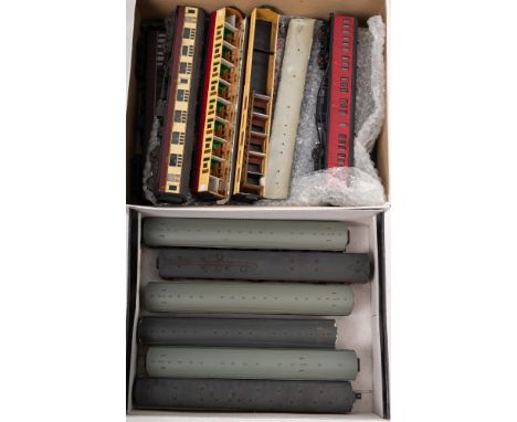 Aifix, Bachmann and others. A collection of unboxed OO/HO gauge passenger coaches: various liveries (some damage)
