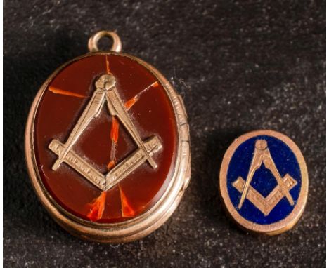 A yellow metal oval Masonic cameo pendant: one side set with compass and square the other with vacant bloodstone seal, togeth