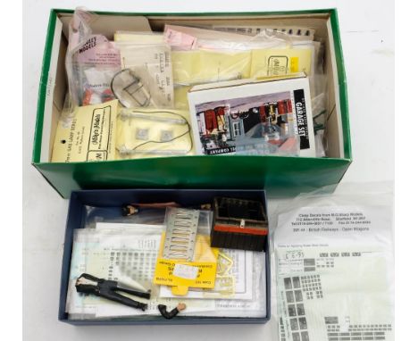 A collection of O scale accessories and decal sheets: including GWR gas lamps, post boxes and open wagon decals (a lot) 