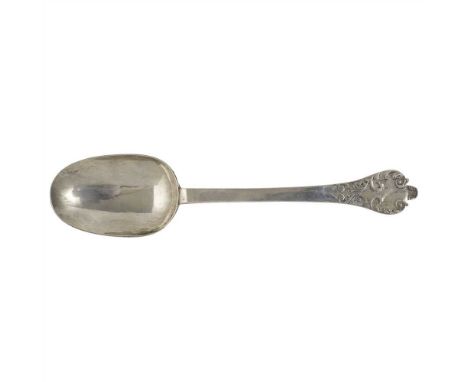 A William and Mary lace back trefid spoon maker's mark IP star above and crescent below, London 1691, with lace decoration to
