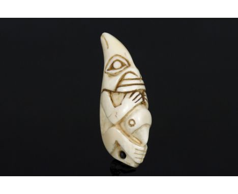 1950' shamanistic 'Haida' raven charm in cetacean bone || NOORD-WESTELIJK CANADA  -  HAIDA-CULTUUR  -  ca 1950 sjamanistische