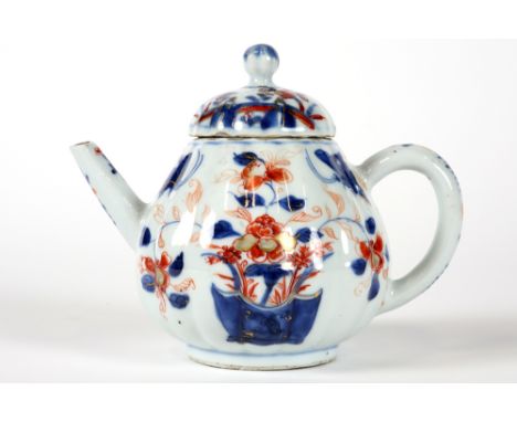 18th Cent. Chinese tea pot in porcelain with an Imari decor with planter || Achttiende eeuwse Chinees theepot in porselein me