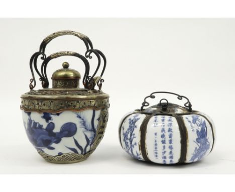 Chinese teapot and inkwell in porcelain with a blue-white decor and with a metal mounting || Lot van een Chinese thee- en ink