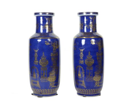 pair of 19th Cent. Chinese vases in porcelain with a cobalt blue glaze with a gold decor with vases || Paar negentiende eeuws