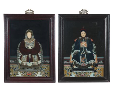 pendant of two framed Chinese glass paintings each with an ancestral portrait || Pendant ingekaderde Chinese églomisé-schilde