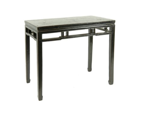 antique Chinese Qing period console or small altar table in lacquered wood || CHINA  -  QING-DYNASTIE (1644 - 1912) antieke c