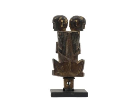 Indonesian Borneo Dayak magical amulet in wood || INDONESIË / BORNEO   magisch amulet van de Dayak in hout, versierd met twee