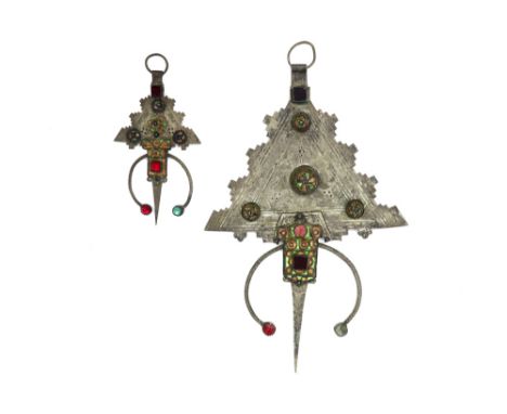 two "Berber" fibulae with typical enamel and inlay work || Lot van een groter en een kleinere fibula van de Berbers met typis