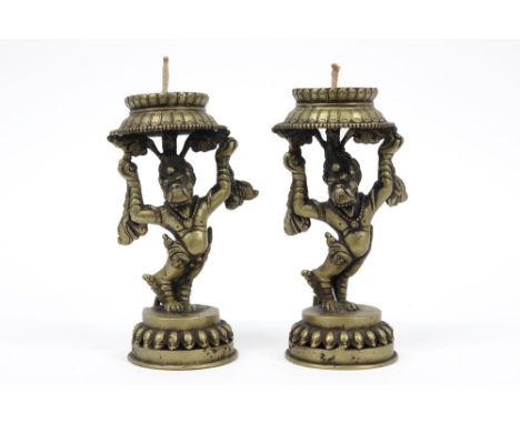 pair of vintage Nepalese temple candlesticks in a copper alloy with a dancing mythical animal || Paar Nepalese vintage tempel