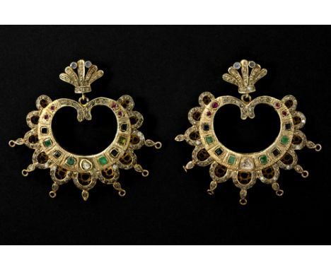 pair of antique ethnic Indian earrings in gilded silver with emerald, ruby, sapphire and diamond || Paar antieke etnisch-Indi