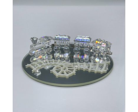 The set is composed of a locomotive and 3 identical carriages, plus a round mirror with painted train track on it. Mirror mea