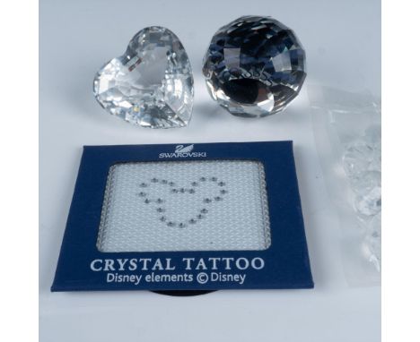Magnificent Swarovski collection that includes a 1995 membership gift SCS crystal paperweight prism with a felt bottom, a fac