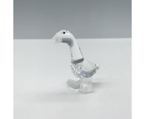 Gorgeous crystal clear faceted figure with a frosted beak and feet that depicts an adorable bird. Tom Gosling is easily ident