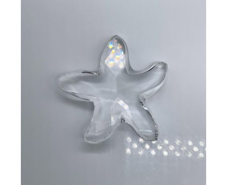 cute clear crystal starfish. This item has its original box measuring 3.25"L x 3.25"W x 2.5"H. Swarovski acid mark. 191690. A