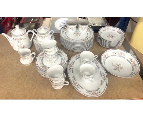 Yamasan - Japan part Dinner and tea service comprising of: 8 Dinner plates, 8 bowls, 1 serving bowl, 1 milk jug, 1 sugar bowl