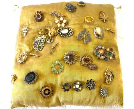 Large selection of vintage and later brooches includes some silver etc 