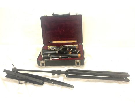 Selmer USA 300cl Clarinet with music stand 