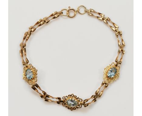 A 9ct gold blue topaz bracelet, 19cm, 4.1g