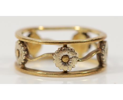 A 9ct gold daisy open work ring, P, 4.7g