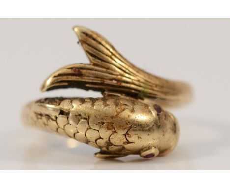 A 9ct gold fish shaped ring with ruby eyes, O, 4.3g