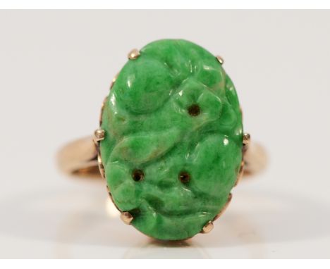 A 9ct gold carved jade dress ring, K, 4.3g