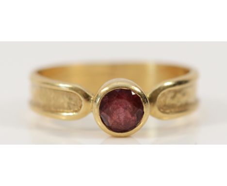 A 9ct gold garnet solitaire ring with patterned shoulders, 4mm garnet, M, 2.4g