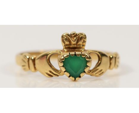 A 9ct gold chalcedony Claddagh ring, M, 1.6g