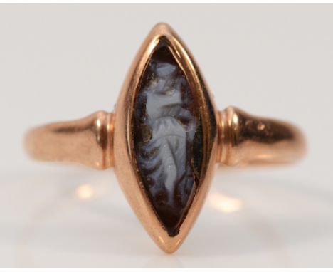 A 9ct rose gold agate cameo dress ring, P, hallmarks worn, 2.1g