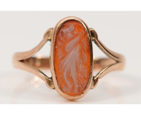 A 9ct rose gold agate floral carved dress ring, Chester 1913, L, 1.3g