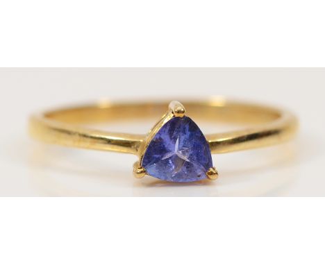A 9ct gold trilliant cut tanzanite solitaire ring, L, 1.2g