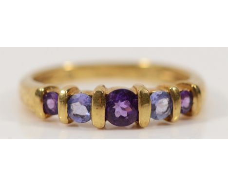 A 9ct gold amethyst and tanzanite five stone ring, N, 2.3g