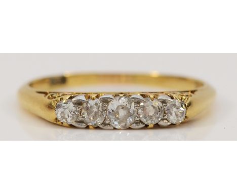 A 15ct gold five stone brilliant cut diamond carved claw ring, N, 2.2g