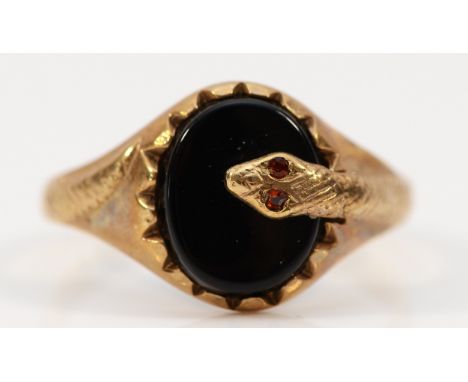 A 9ct gold black onyx and garnet snake signet ring, V, 3g