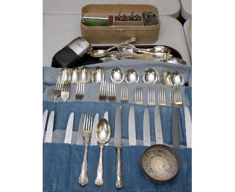 A small quantity of electroplate including Queen's pattern tablespoons, dessert spoons, fish knives, forks; a silver plate gl